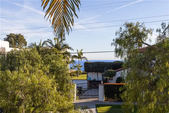 a view of entryway and hall yard