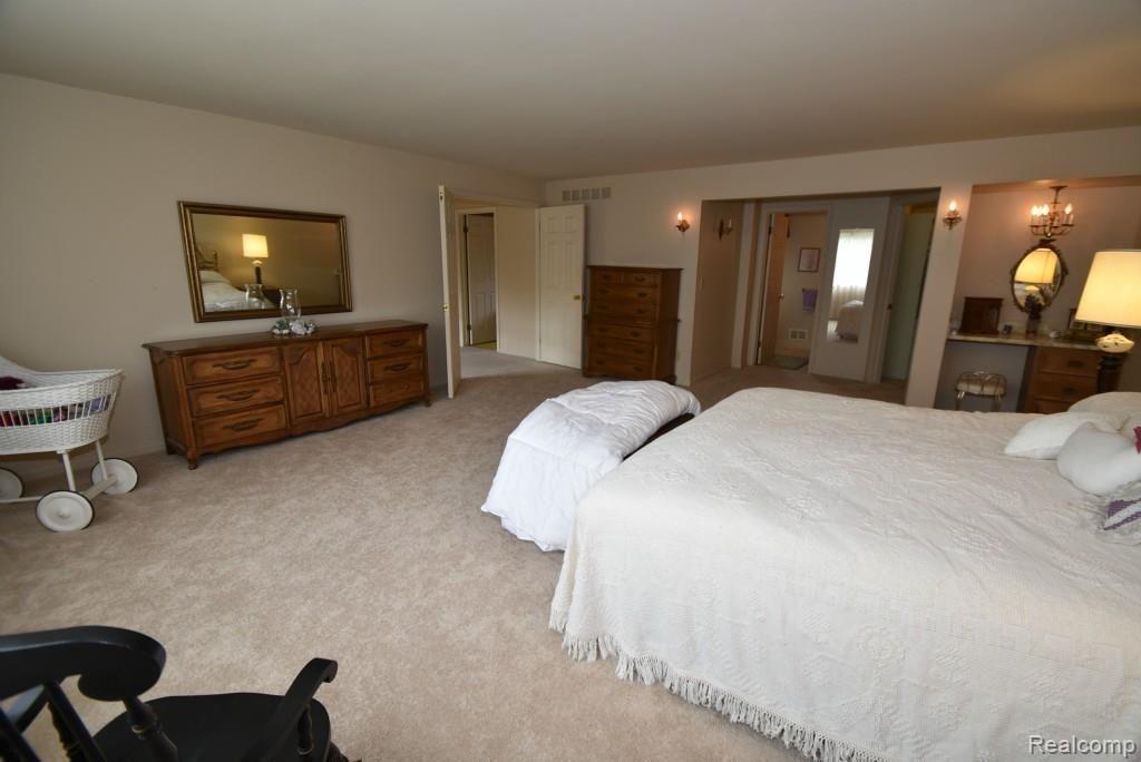2284 West Avon Road Rochester Hills, MI 48309 - Photo 41 of 53