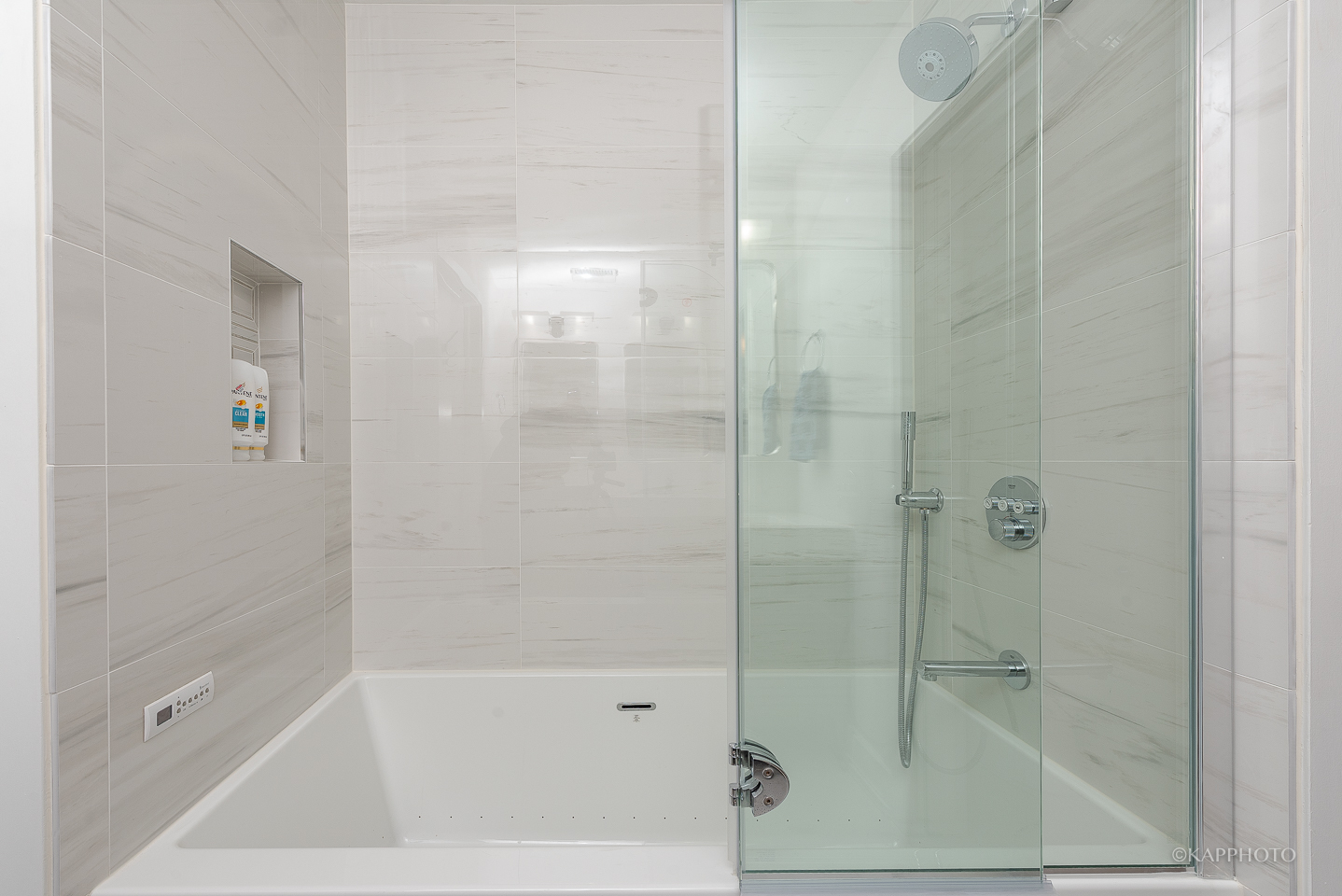 111 South Morgan Street, Unit 619 Chicago, IL 60607 - Photo 31 of 35 a bathroom with a bathtub