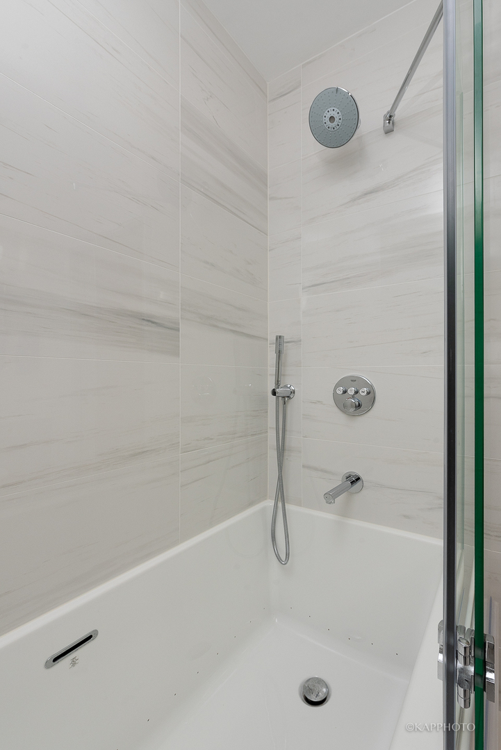 111 South Morgan Street, Unit 619 Chicago, IL 60607 - Photo 33 of 35 a bathroom with a tub