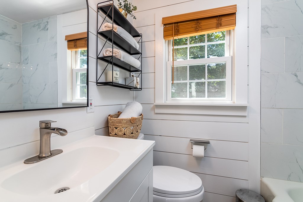69 Delwood Road Warwick, RI 02889 - Photo 19 of 31 Full bath with tub and shower