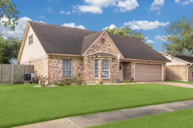 $309,000 | 1804 Sleepy Creek Way, Pearland, TX 77581
