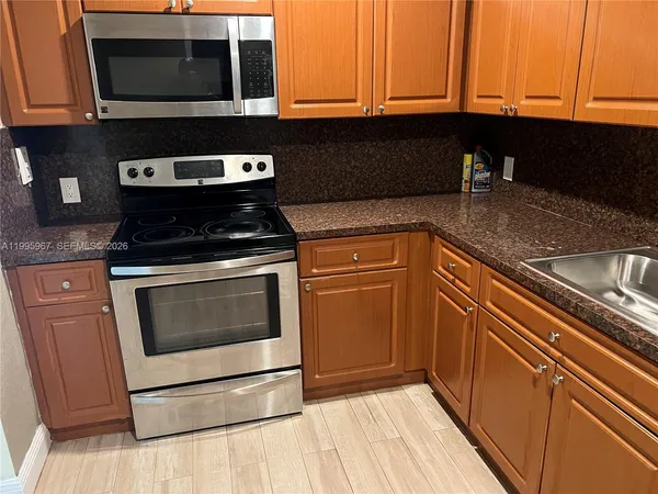 $1,850 | 4848 Northwest 24th Court, Unit 325, Lauderdale Lakes, FL 33313