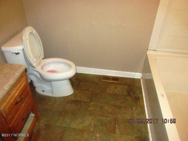 401 Becton Road Havelock, NC 28532 - Photo 10 of 14 401 Becton Bathroom