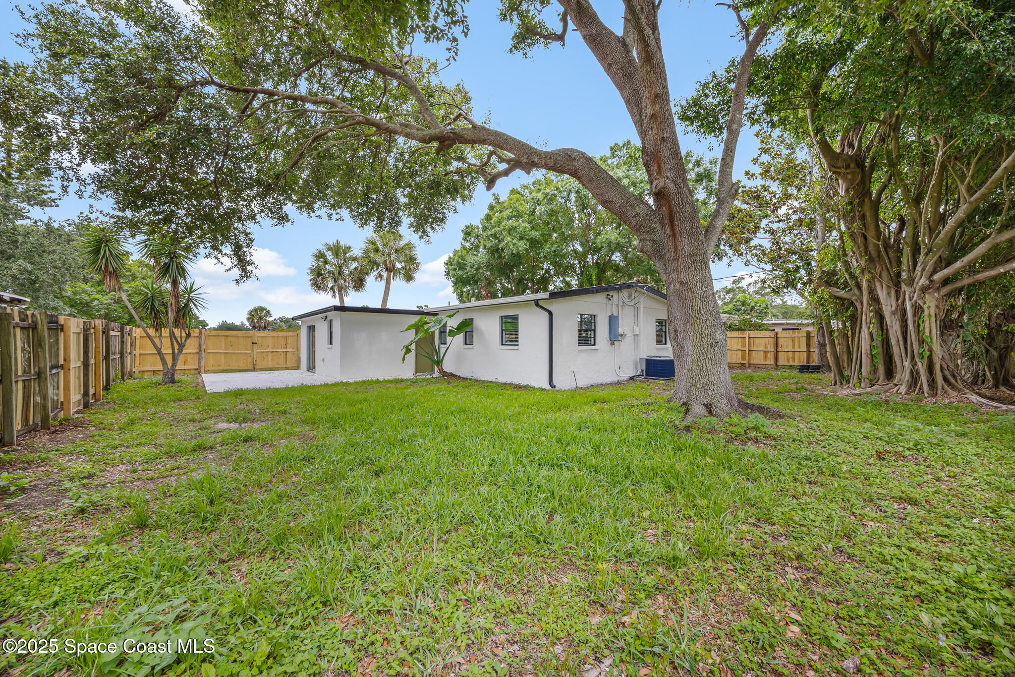287 Edward Road Melbourne, FL 32904 - Photo 20 of 22 a view of a house with backyard and a tree