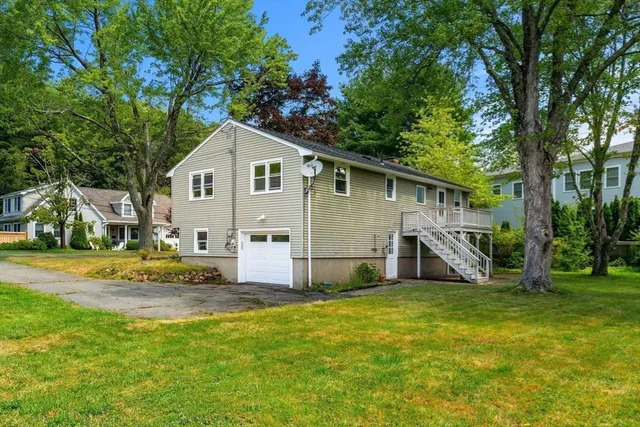 a view of a house with backyard and garden