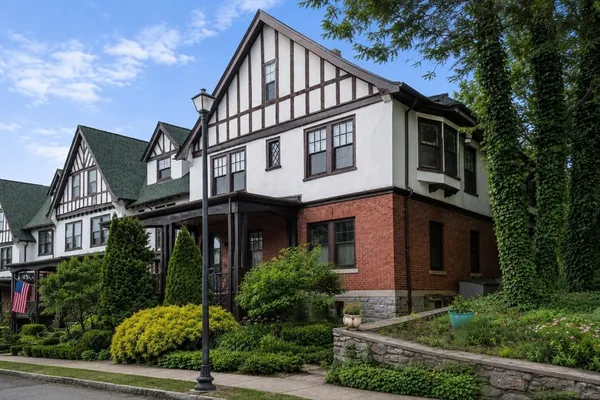 $6,500 | 18 Eaton Court, Unit 18, Wellesley, MA 02481