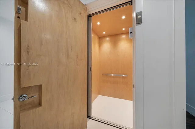 a view of a livingroom with furniture and a ceiling fan