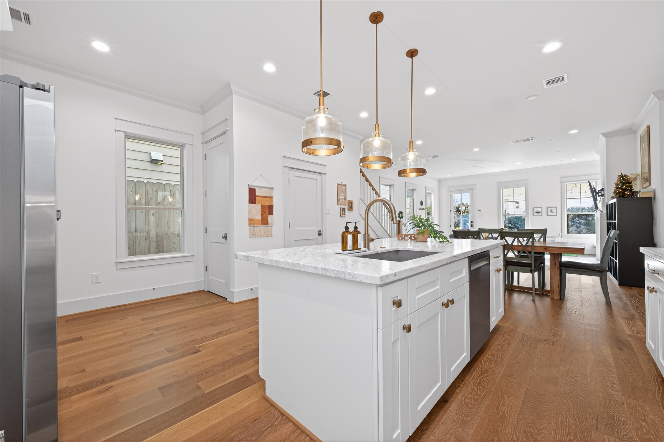 515 West 25th Street, Unit 1 Houston, TX 77008 - Photo 16 of 44 a large kitchen with stainless steel appliances kitchen island granite countertop a sink and a large refrigerator