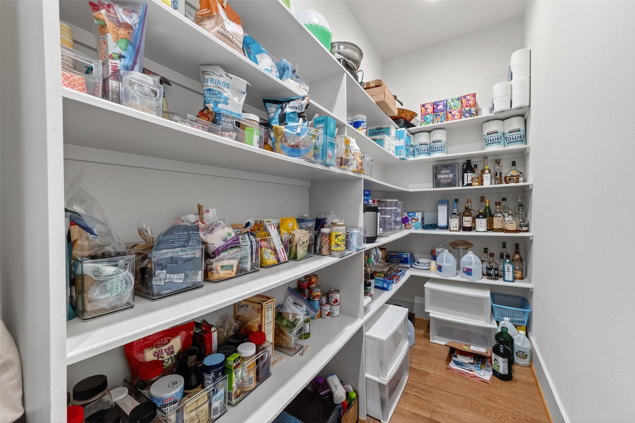 515 West 25th Street, Unit 1 Houston, TX 77008 - Photo 17 of 44 Spacious 12’1” x 5’4” walk-in pantry features five built-in shelves, offering exceptional storage and organization for every kitchen need.