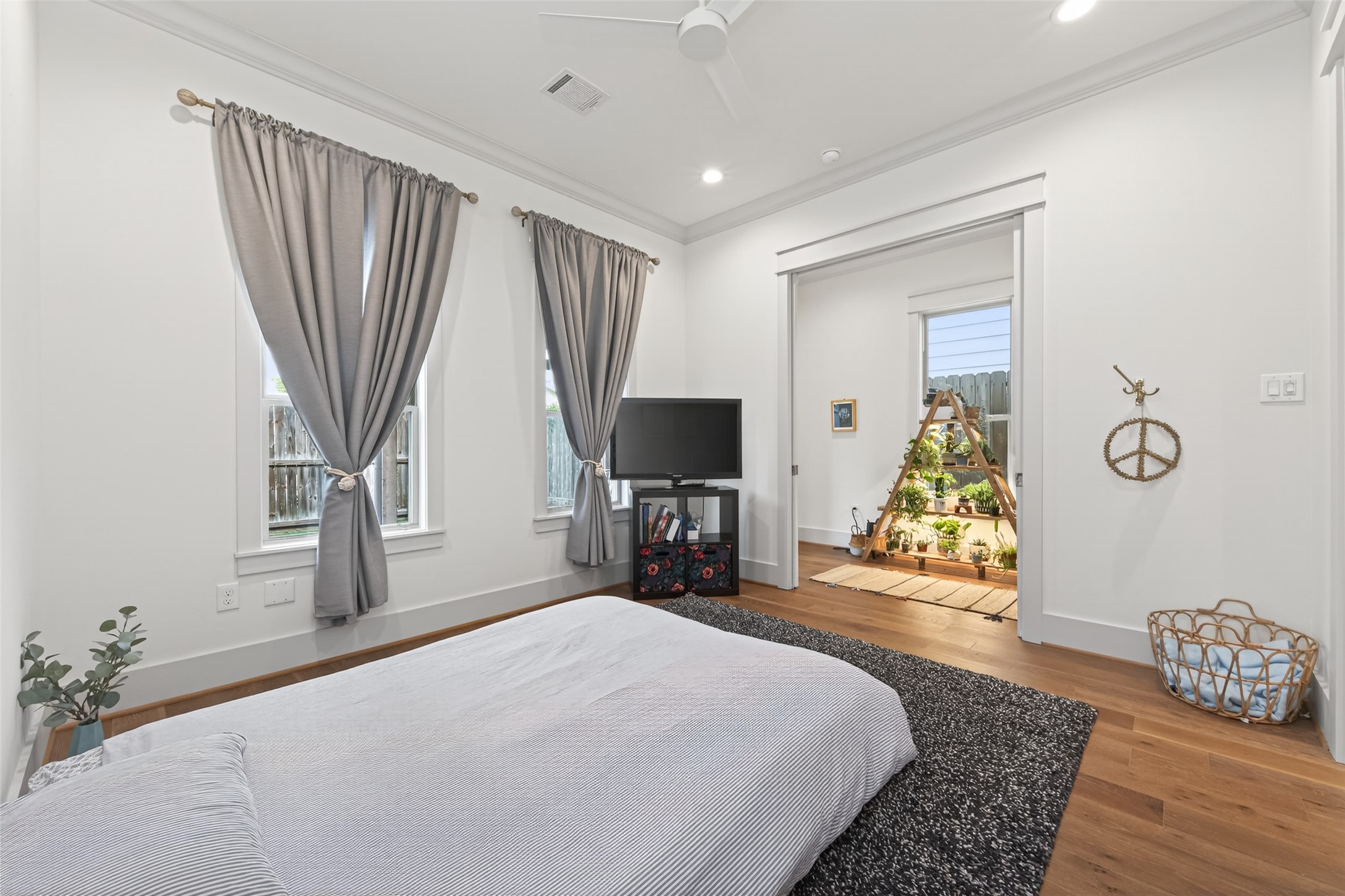 515 West 25th Street, Unit 1 Houston, TX 77008 - Photo 19 of 44 a bedroom with a bed and a television