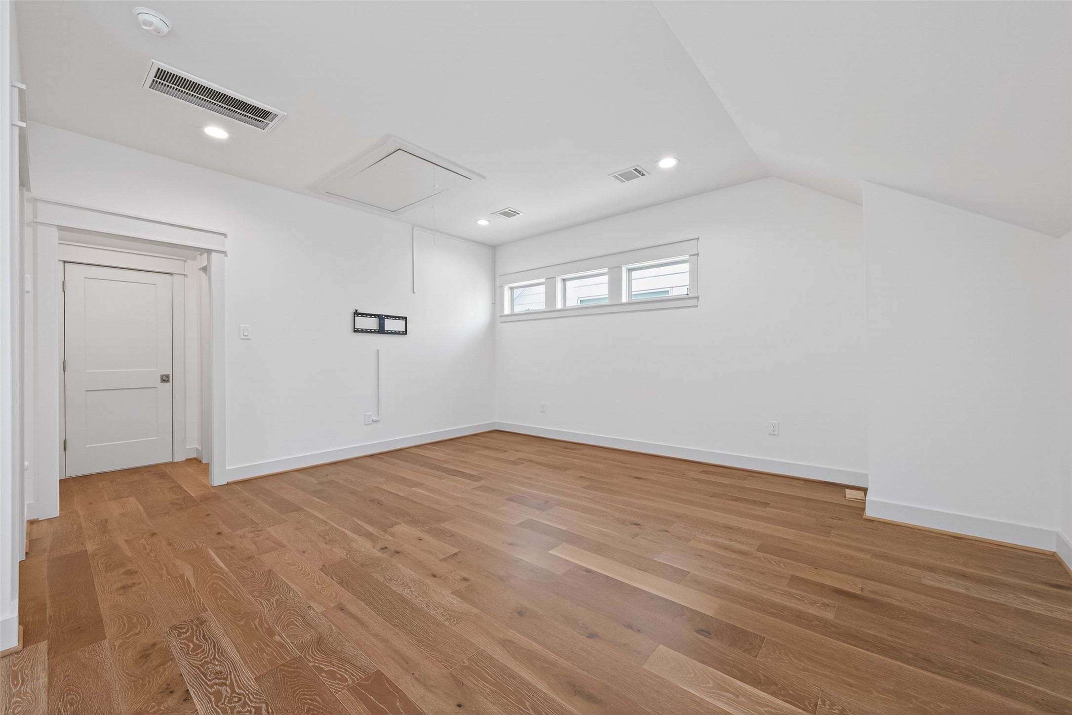 515 West 25th Street, Unit 1 Houston, TX 77008 - Photo 30 of 44 Versatile 18’4” x 16’11” third-floor bonus room functions as a true multipurpose space—ideal as a bedroom, office, media room, or more—and offers convenient access to a full bathroom.