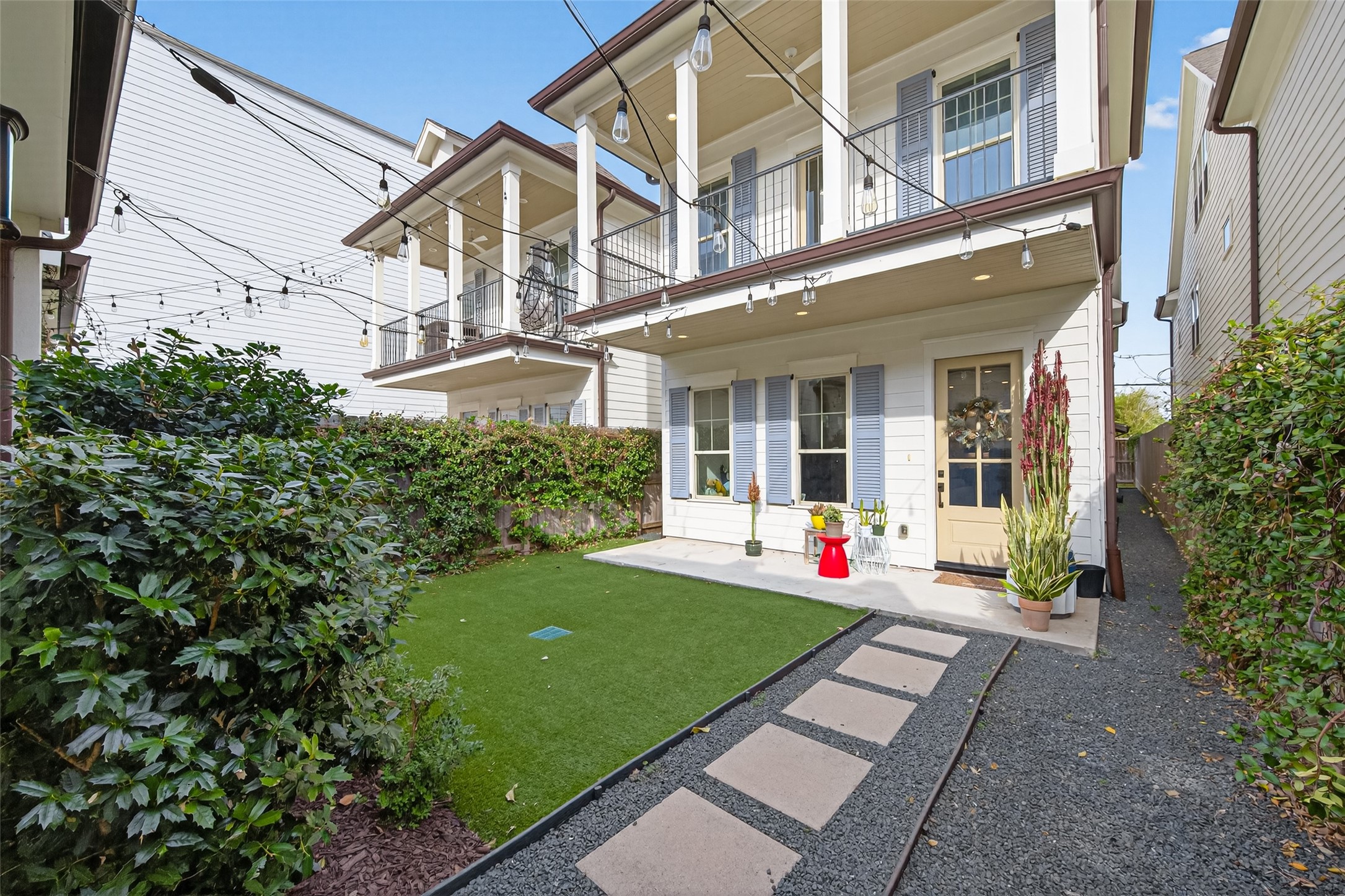 515 West 25th Street, Unit 1 Houston, TX 77008 - Photo 3 of 44 front view of a house with a yard
