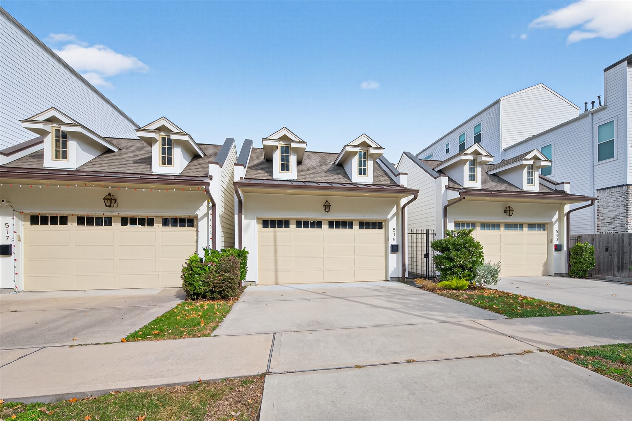 515 West 25th Street, Unit 1 Houston, TX 77008 - Photo 37 of 44 a front view of a house with a yard and garage