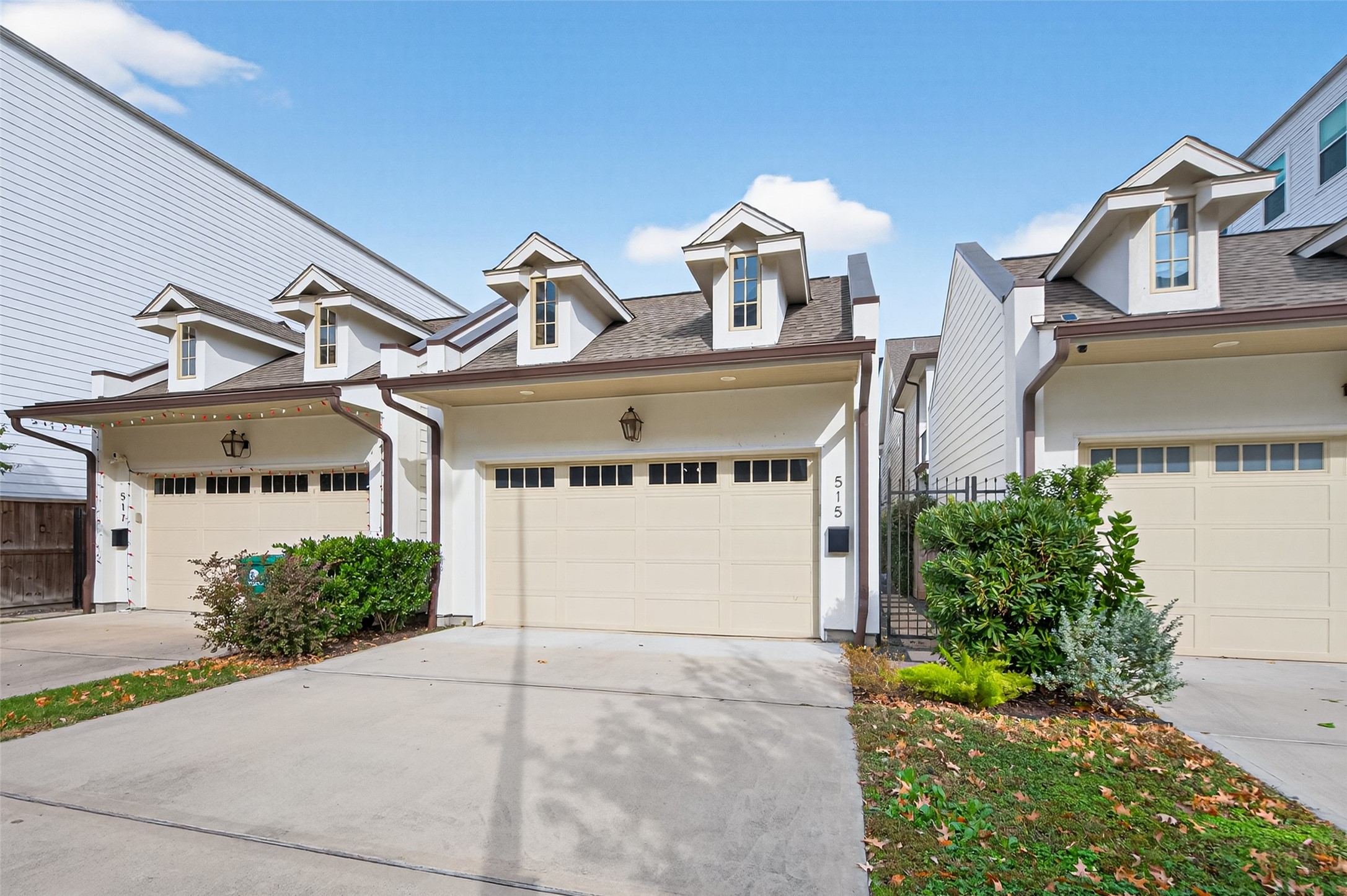 515 West 25th Street, Unit 1 Houston, TX 77008 - Photo 38 of 44 a front view of a house with a garden and garage