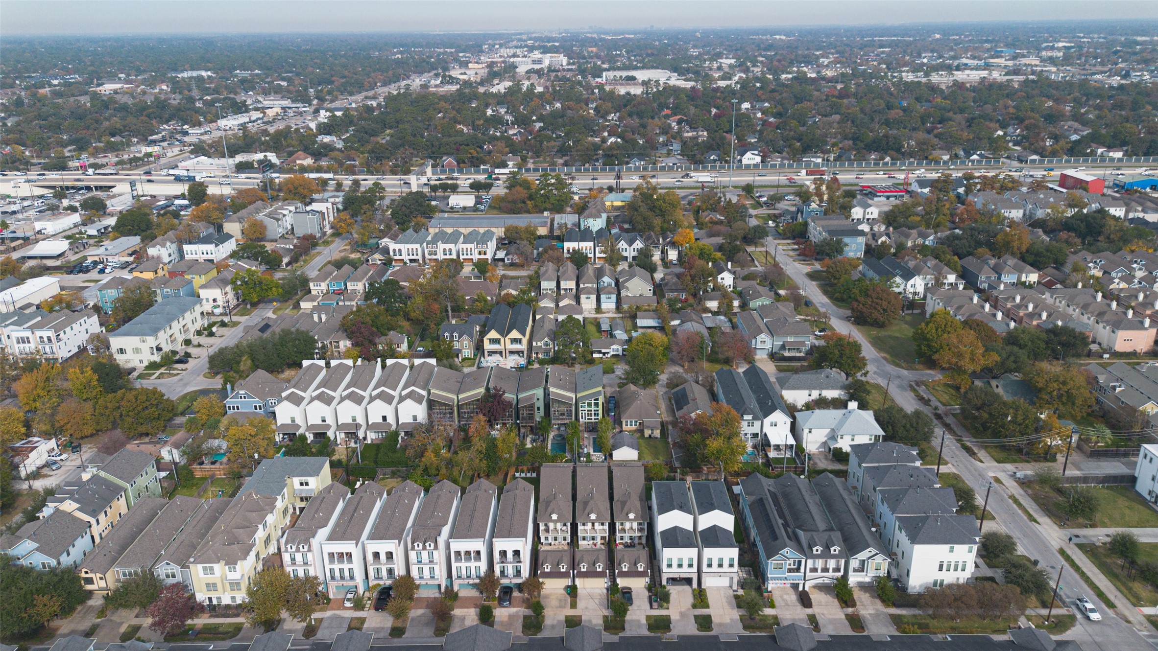 515 West 25th Street, Unit 1 Houston, TX 77008 - Photo 39 of 44 The aerial view illustrates how the property fits seamlessly into the surrounding neighborhood while maintaining a distinct presence and efficient use of space.