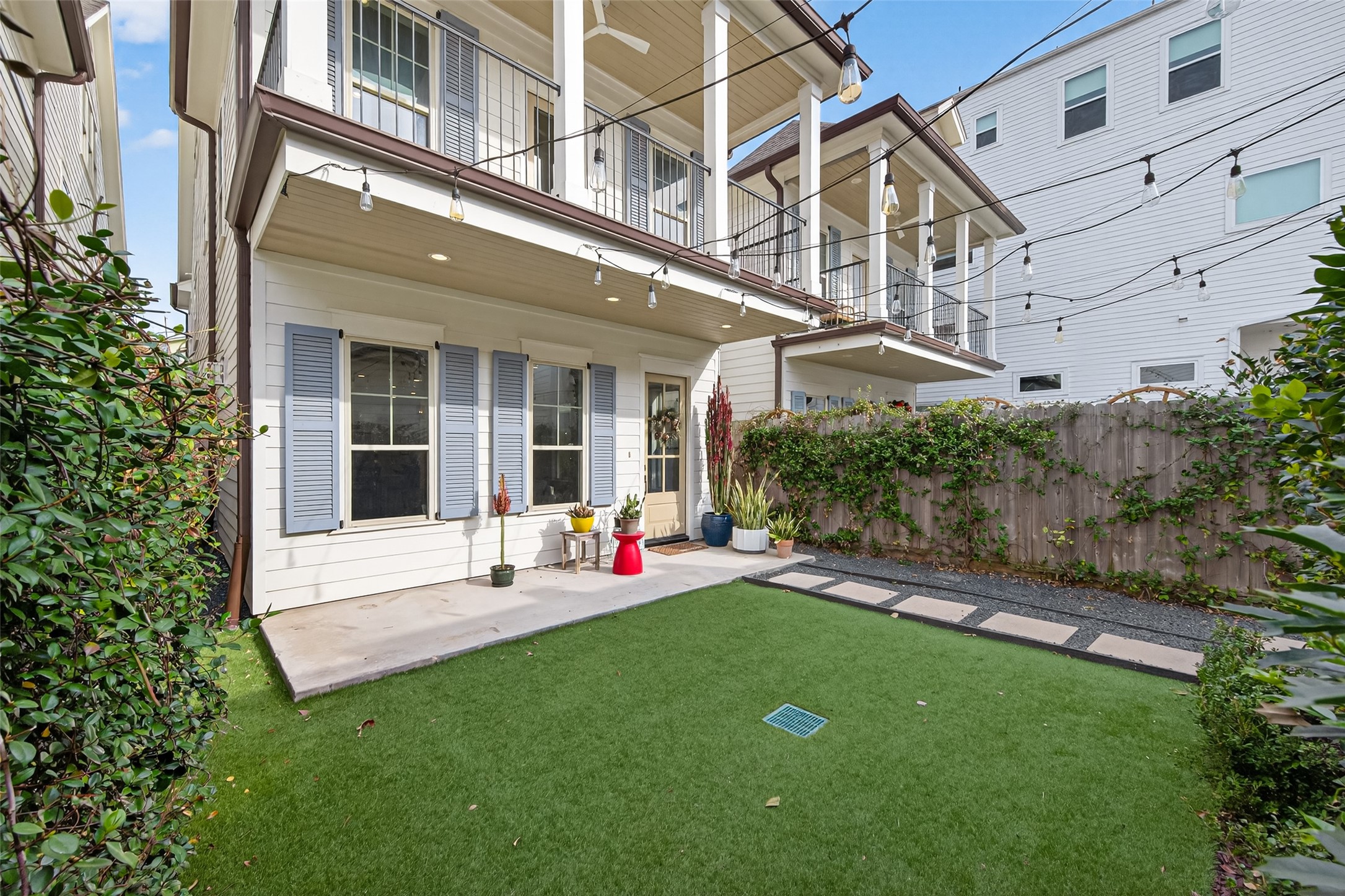 515 West 25th Street, Unit 1 Houston, TX 77008 - Photo 6 of 44 a view of a building with a yard