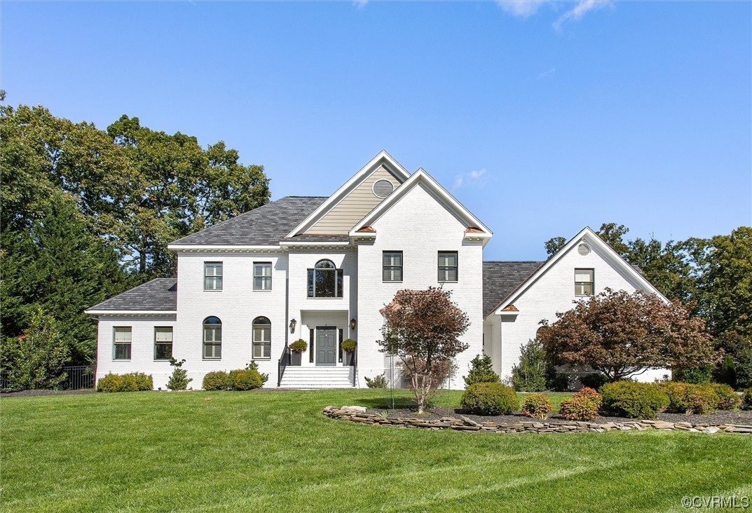 a view of a house with a yard