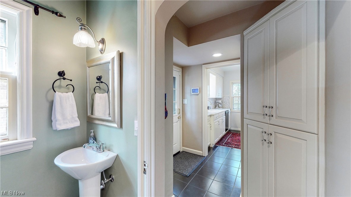 2564 Traymore Road Cleveland, OH 44118 - Photo 12 of 32 Gallery Image 12