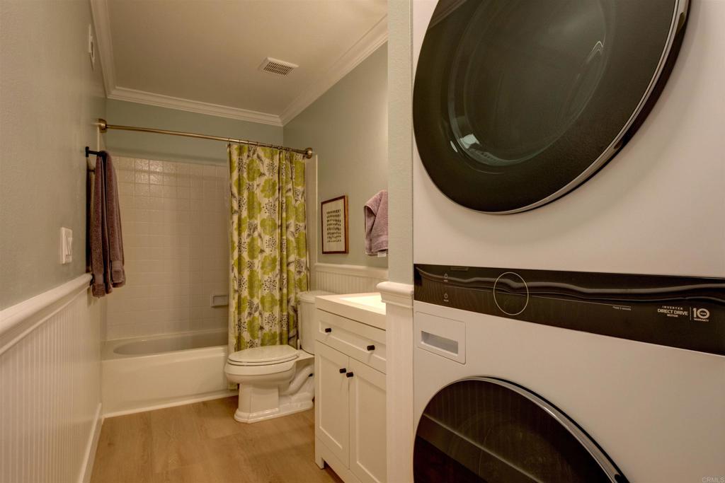 8942 Fletcher Valley Dr. Santee, CA 92071 - Photo 23 of 32 a bathroom with a toilet a sink and bathtub