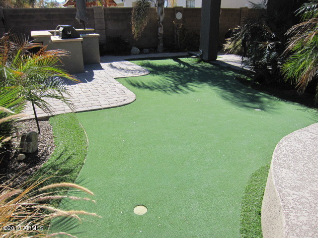 6201 South Rochester Drive Gilbert, AZ 85298 - Photo 11 of 29 PUTTING GREEN