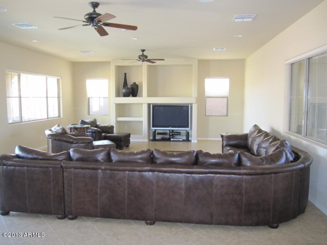 6201 South Rochester Drive Gilbert, AZ 85298 - Photo 5 of 29 LARGE GREAT ROOM