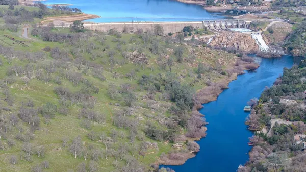 a view of entryway with outdoor area