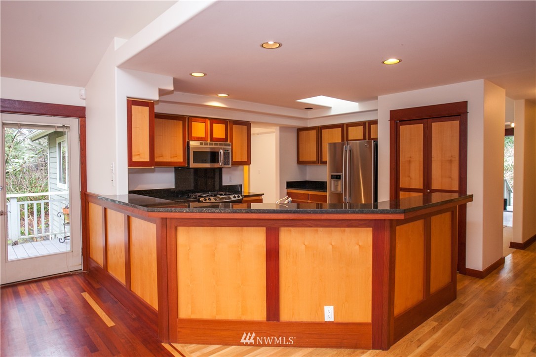 8225 Springridge Road Northeast Bainbridge Island, WA 98110 - Photo 9 of 25 Gallery Image 9