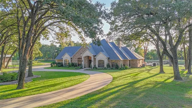 a view of a fountain in front of a house
