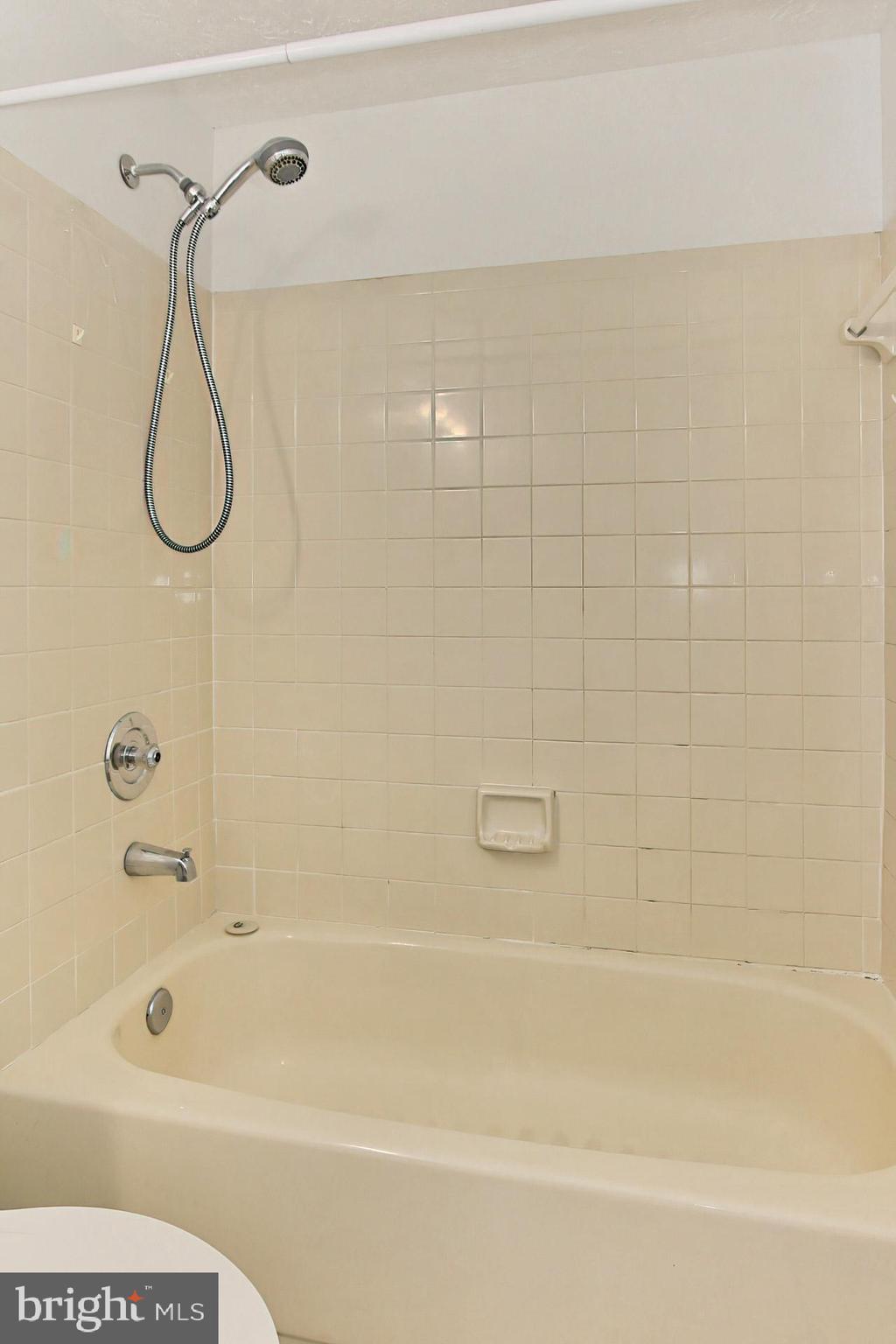7406 Aspenpark Road Lorton, VA 22079 - Photo 18 of 33 Attractive full bath off primary bedroom