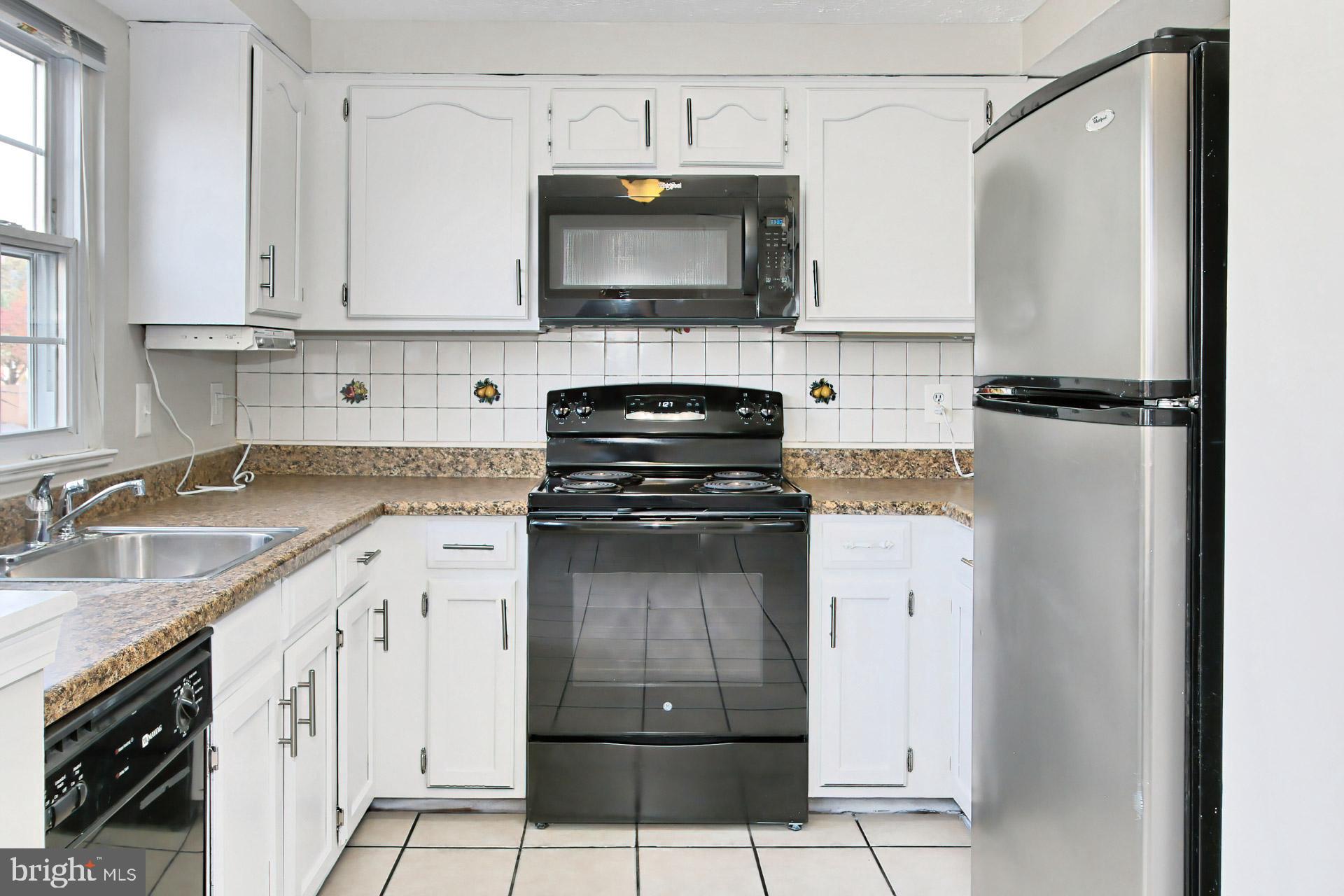 7406 Aspenpark Road Lorton, VA 22079 - Photo 8 of 33 Tiled floor and backsplash