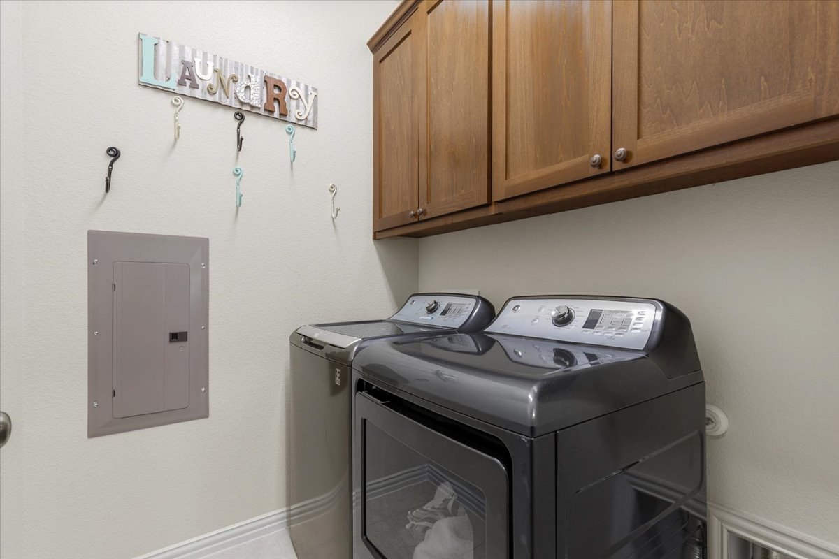8721 Sikes Way Austin, TX 78747 - Photo 27 of 37 a utility room with dryer and washer