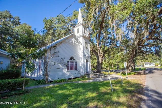 a view of backyard with tree