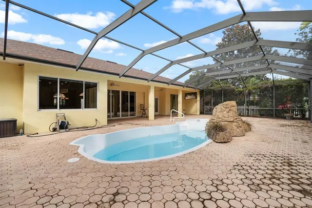 a view of a backyard