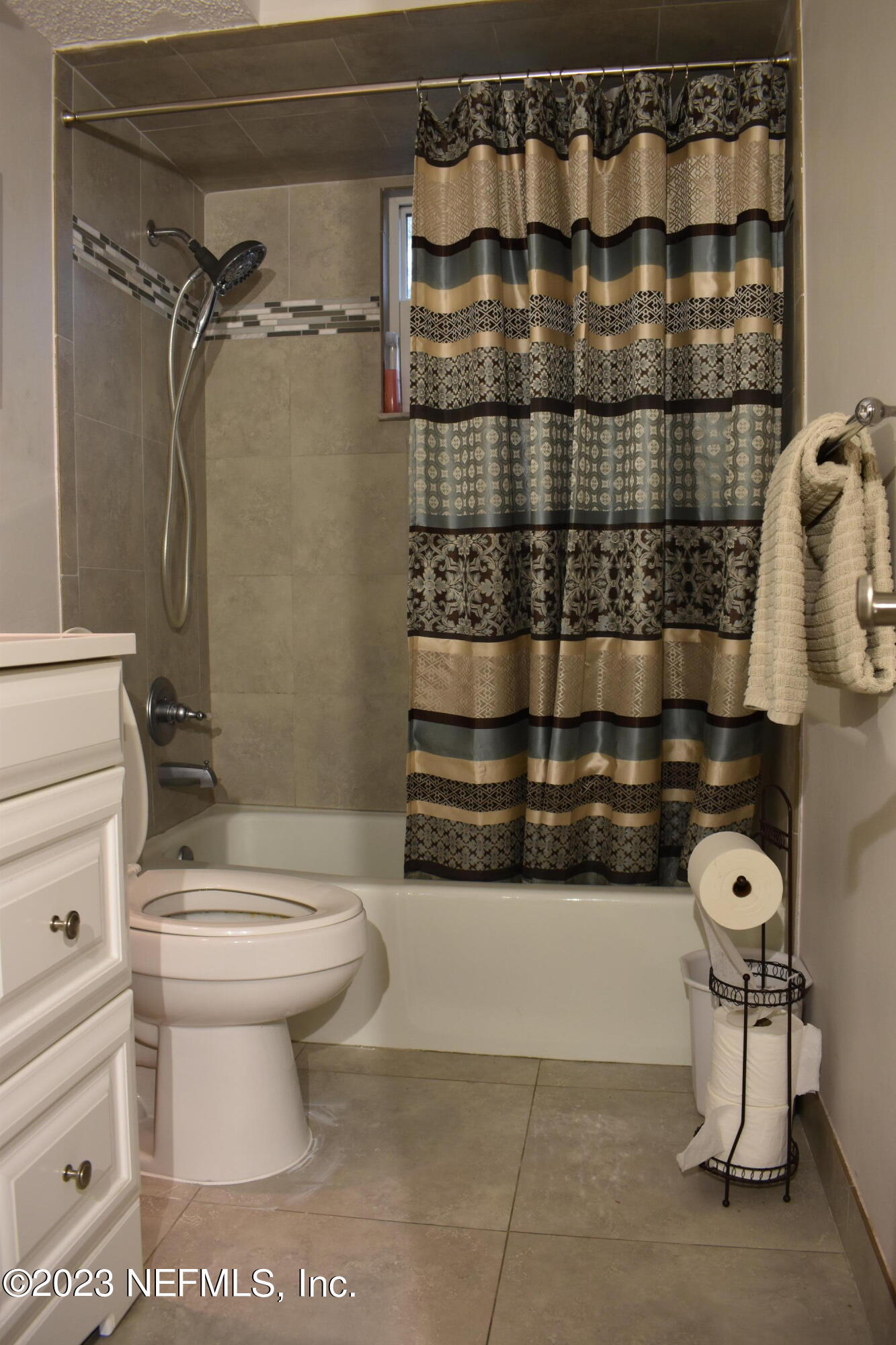 10377 Autumn Valley Road Jacksonville, FL 32257 - Photo 34 of 41 Hall Bathroom