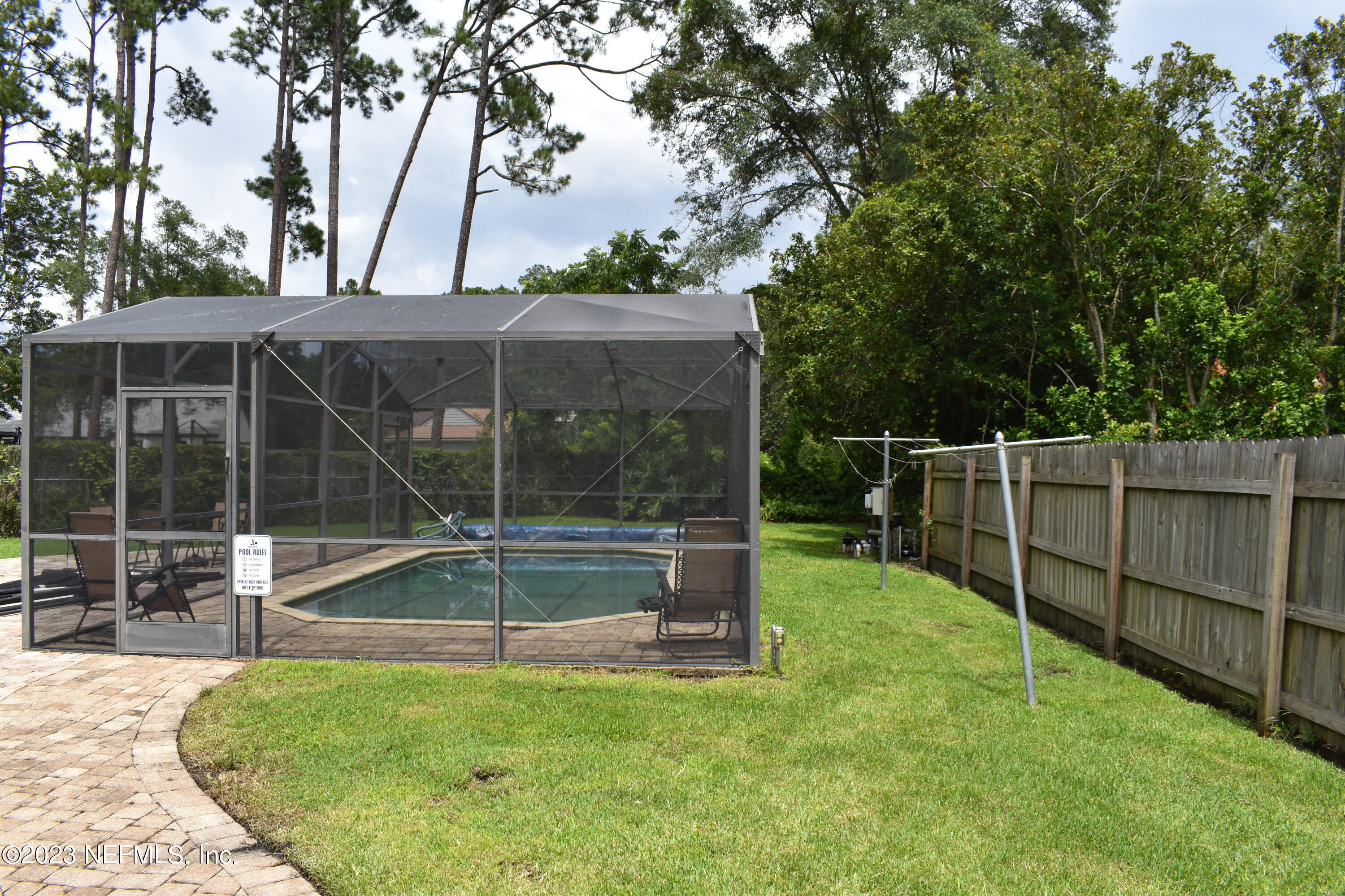 10377 Autumn Valley Road Jacksonville, FL 32257 - Photo 4 of 41 Deep Side Yard
