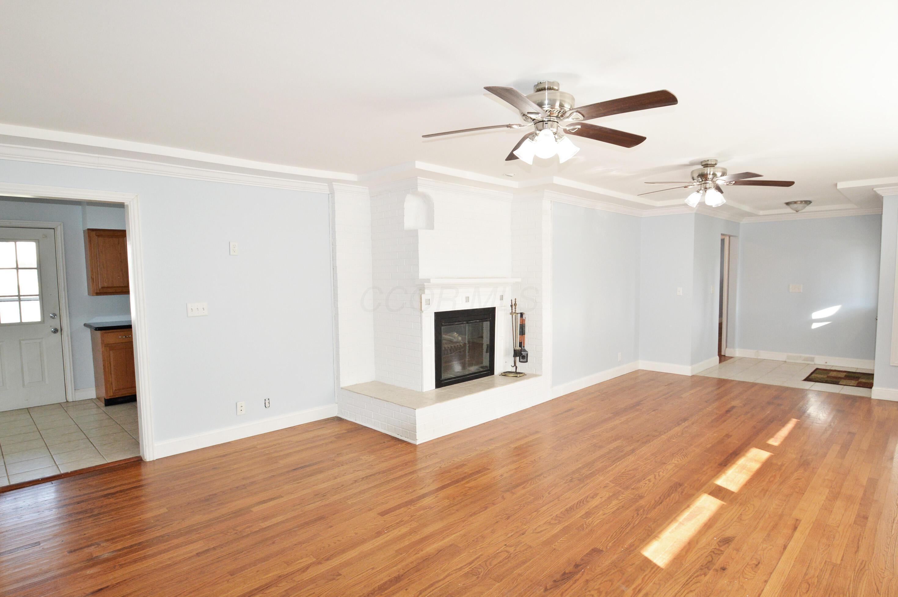 5138 Roberts Road Hilliard, OH 43026 - Photo 6 of 35 Living Room 2