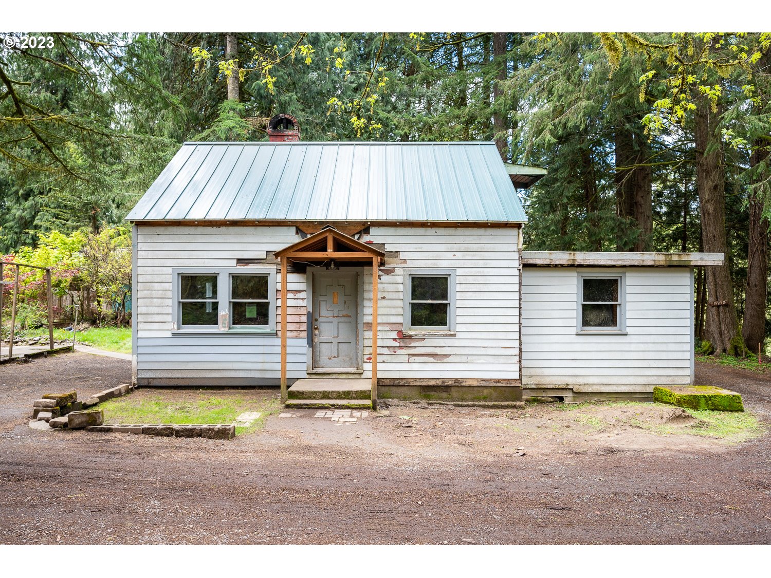 a view of back yard of the house