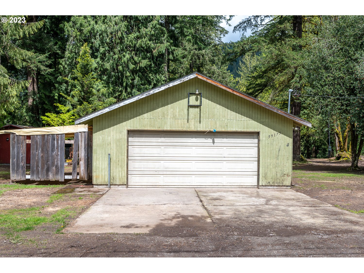 59191 Southeast Chalet Place Sandy, OR 97055 - Photo 2 of 25 a backyard of a house