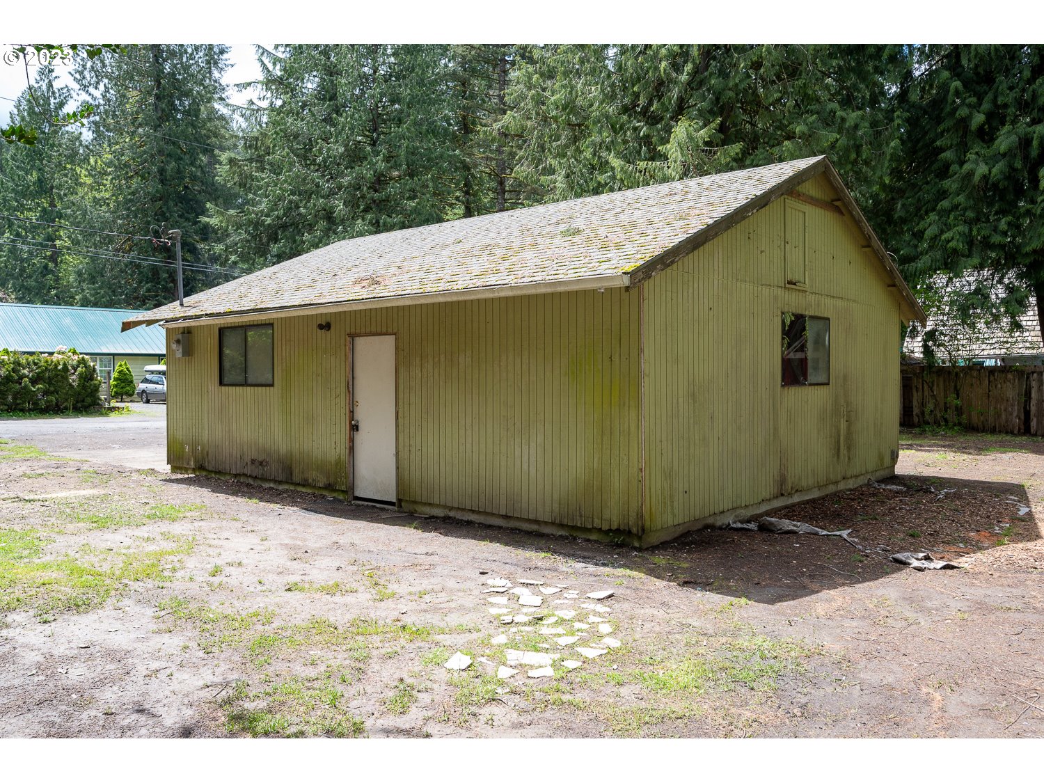 59191 Southeast Chalet Place Sandy, OR 97055 - Photo 24 of 25 a backyard of a house with wooden fence