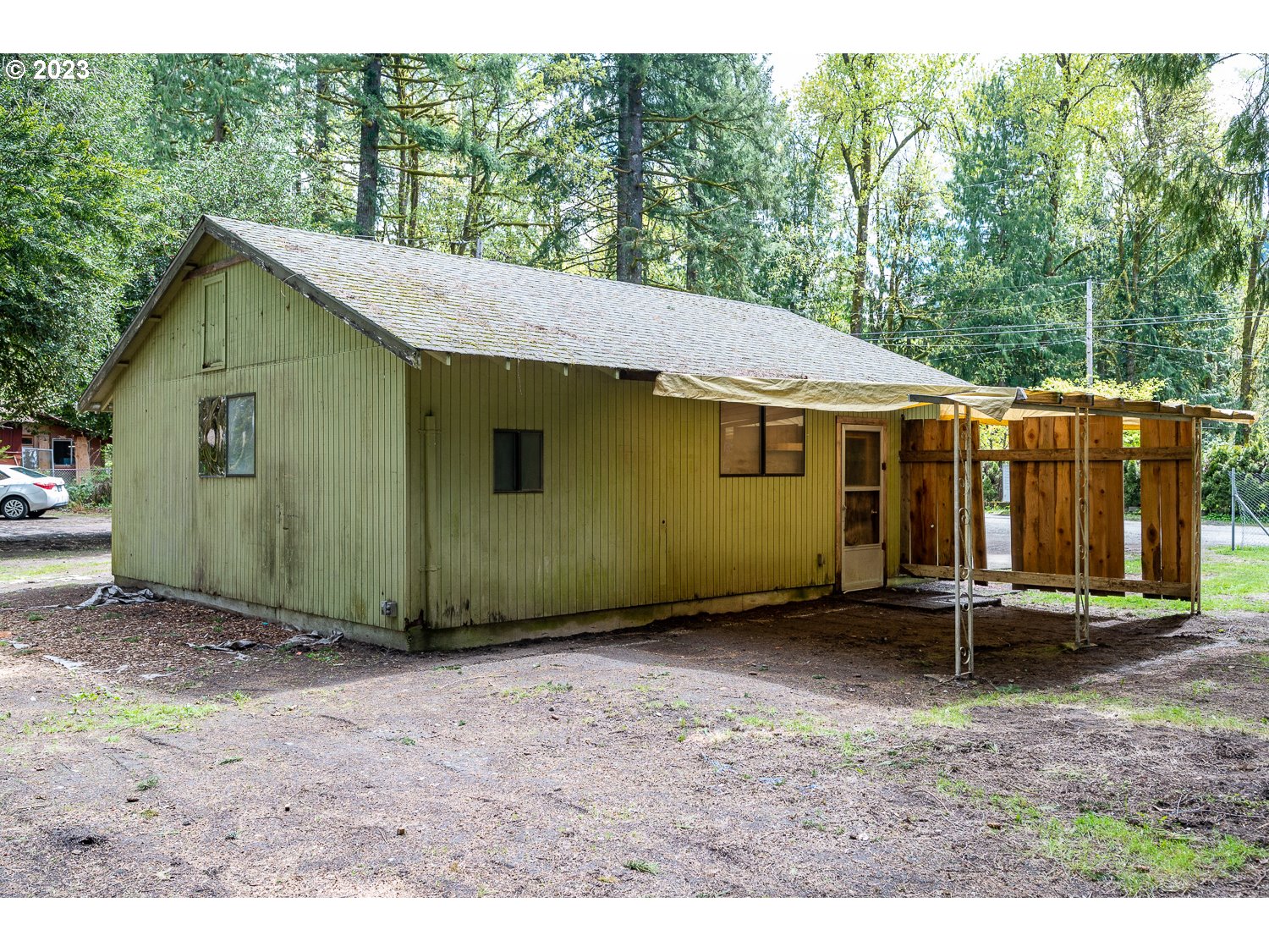 59191 Southeast Chalet Place Sandy, OR 97055 - Photo 25 of 25 a backyard of a house with table and chairs