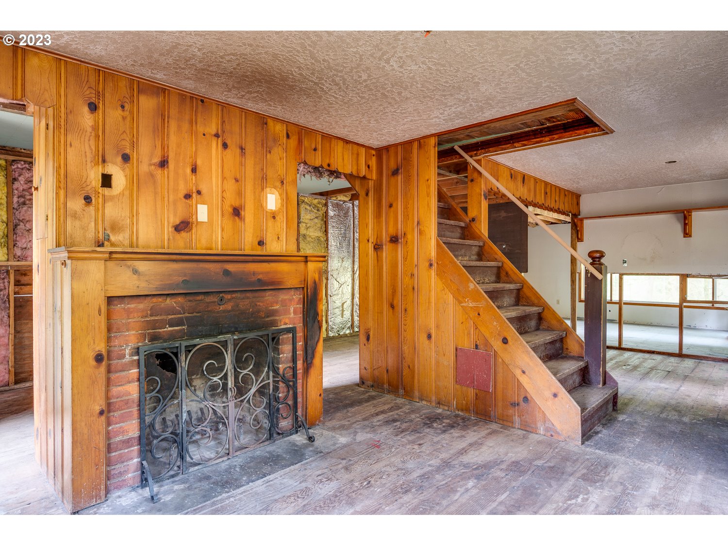 59191 Southeast Chalet Place Sandy, OR 97055 - Photo 5 of 25 a view of an entryway with wooden floor