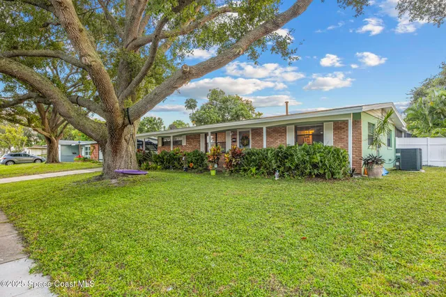 a view of a house with backyard and garden
