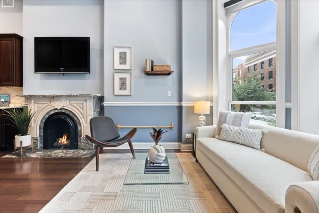 $585,000 | 1528 West Monroe Street, Unit 200, Chicago, IL 60607