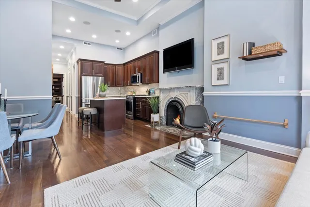 $585,000 | 1528 West Monroe Street, Unit 200, Chicago, IL 60607