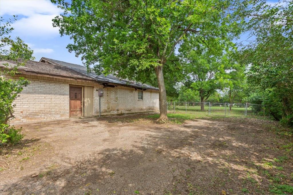 317 Chapman Road Hewitt, TX 76643 - Photo 9 of 20 Room for extra parking.