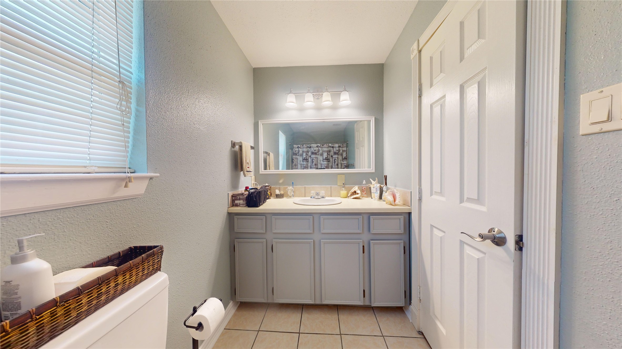 4713 Pine Street Pasadena, TX 77586 - Photo 34 of 38 a bathroom with a sink and a mirror