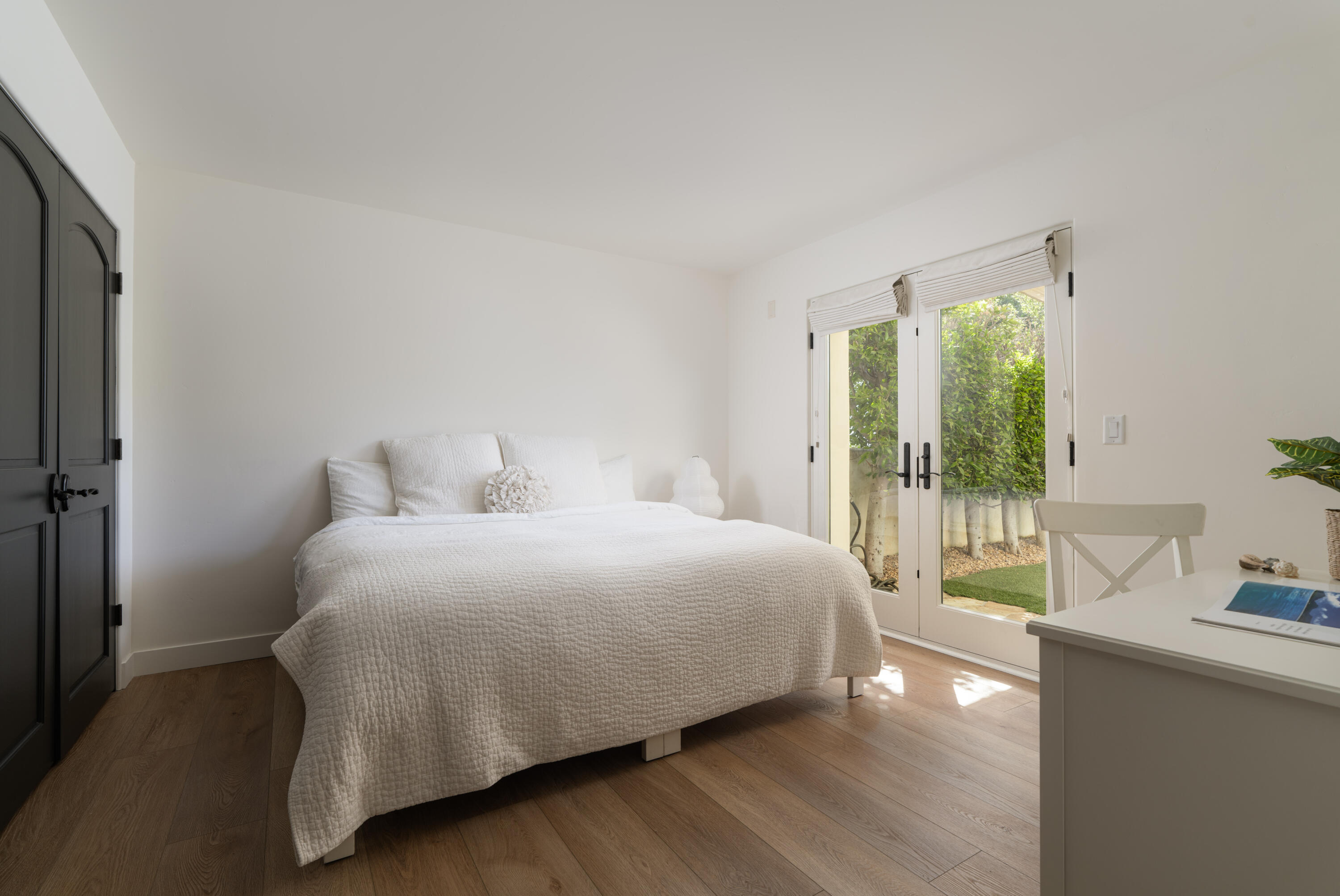 1011 Rinconada Road, Unit G Santa Barbara, CA 93101 - Photo 20 of 31 a bedroom with a bed and a large window