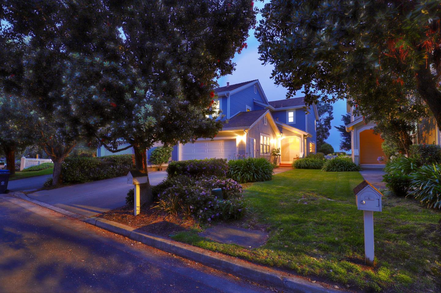 4 Muirfield Road Half Moon Bay, CA 94019 - Photo 5 of 40 a front view of a house with garden