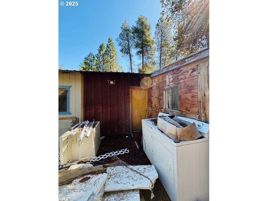 52205 Lechner Lane La Pine, OR 97739 - Photo 13 of 14 a room with furniture and a potted plant